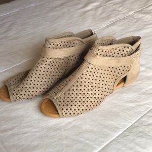 Open-toed Suede Sandals
